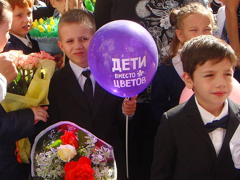 Дети вместо цветов: чебоксарские школы отказываются от покупки цветов на 1 сентября.