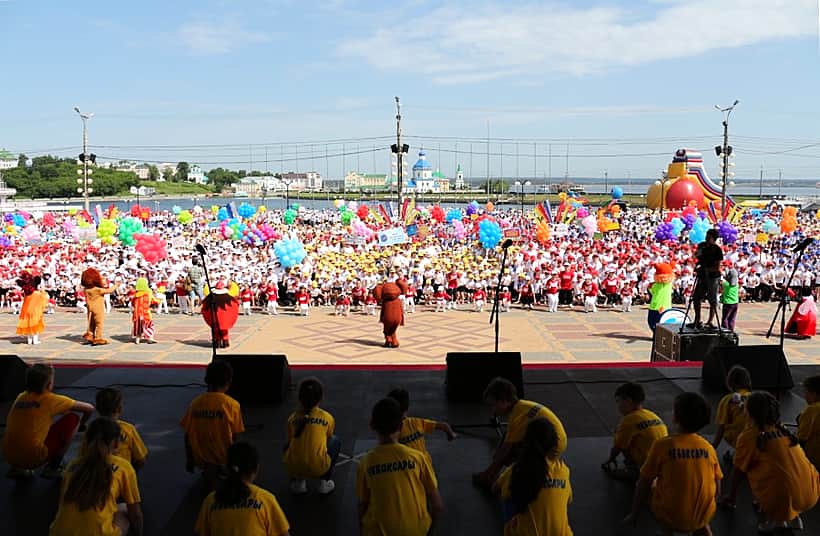 Детский флешмоб собрал на Красной площади Чебоксар 10 тысяч дошколят и их родителей.
