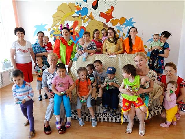 Детский праздник "Должны смеяться дети" прошел в стационаре Канашской детской больницы.