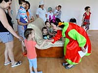 Детский праздник "Должны смеяться дети" прошел в стационаре Канашской детской больницы (фото №2).