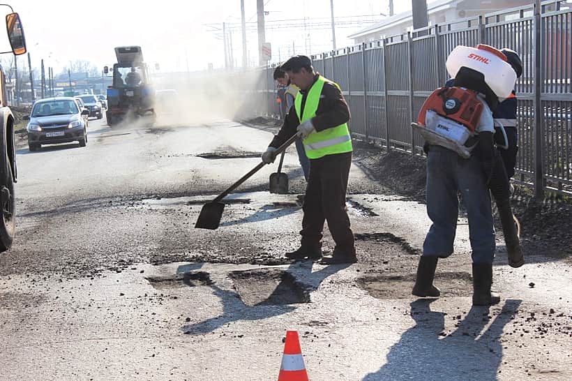 На дорогах Канаша продолжается ямочный ремонт.