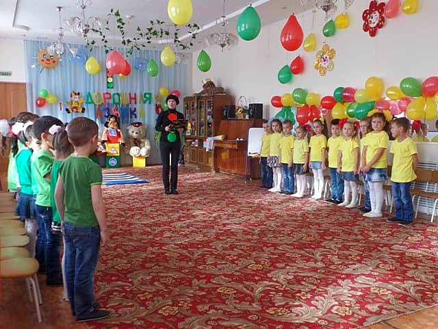 Дошколята МДОУ "Детский сад № 13" города Канаш и сотрудники Управления ГИБДД организовали в образовательном учреждении большую акцию "Дорожная азбука".