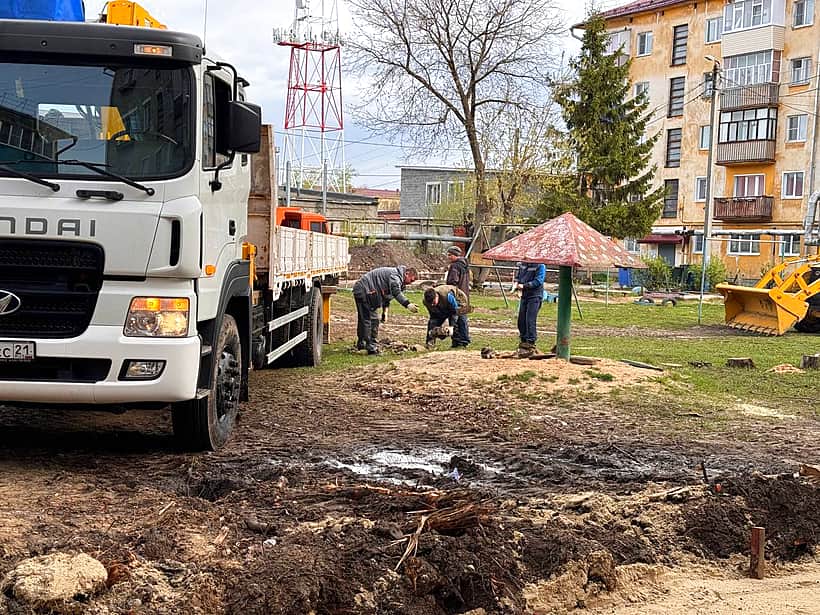 Работы по благоустройству дворовых территорий многоквартирных домов начаты в Канаше.