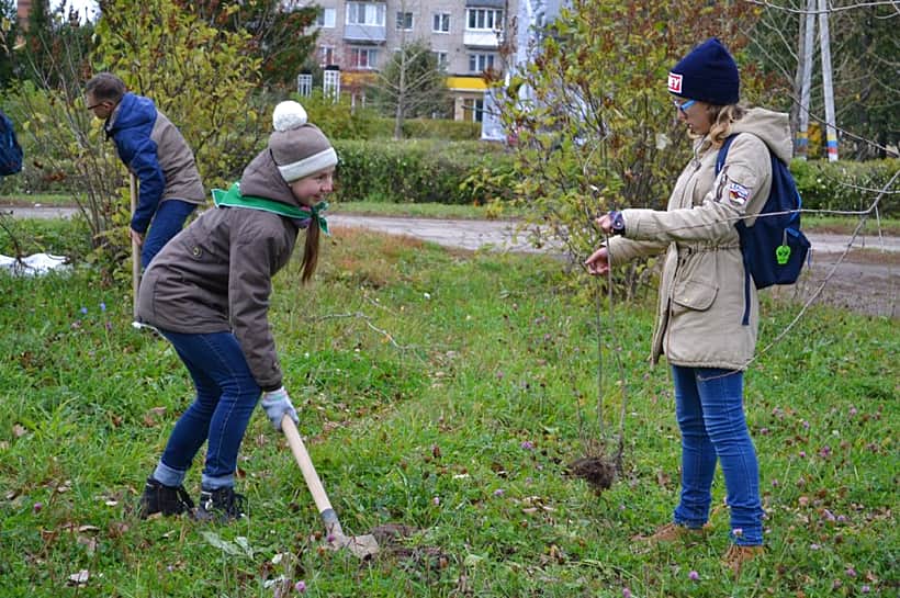 Экологическая акция по посадке деревьев "Росток в будущее" прошла в городе Канаш.