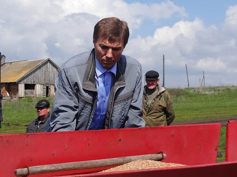 Экс-глава администрации Комсомольского района предстанет перед судом за сбор картошки.