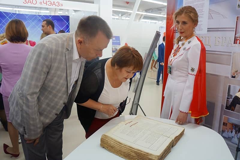 Экспозицию минюста Чувашии вместе с министром представили специалисты отдела ЗАГС г. Канаша.