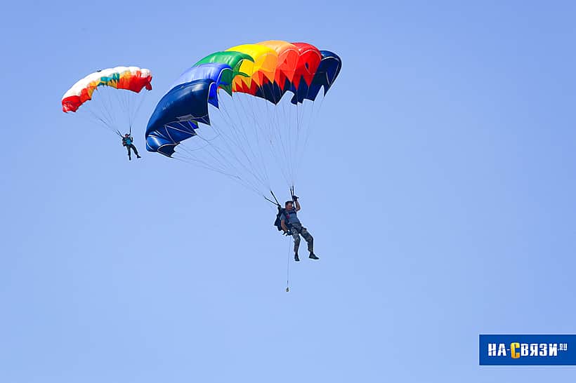 Фоторепортаж: Показательные прыжки парашютистов и авиашоу «Первый полёт» на Красной площади в Чебоксарах.