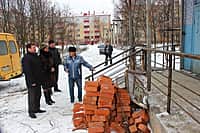 Глава администрации города Канаш В.В. Софронов ознакомился с ходом работ по реконструкции здания детской поликлиники (фото №6).