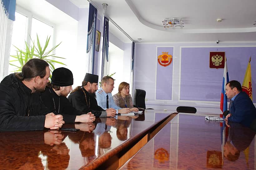 Глава администрации г. Канаш провел совещание по вопросу реабилитации наркозависимых лиц и созданию реабилитационного центра для больных наркоманией при Канашской церкви.