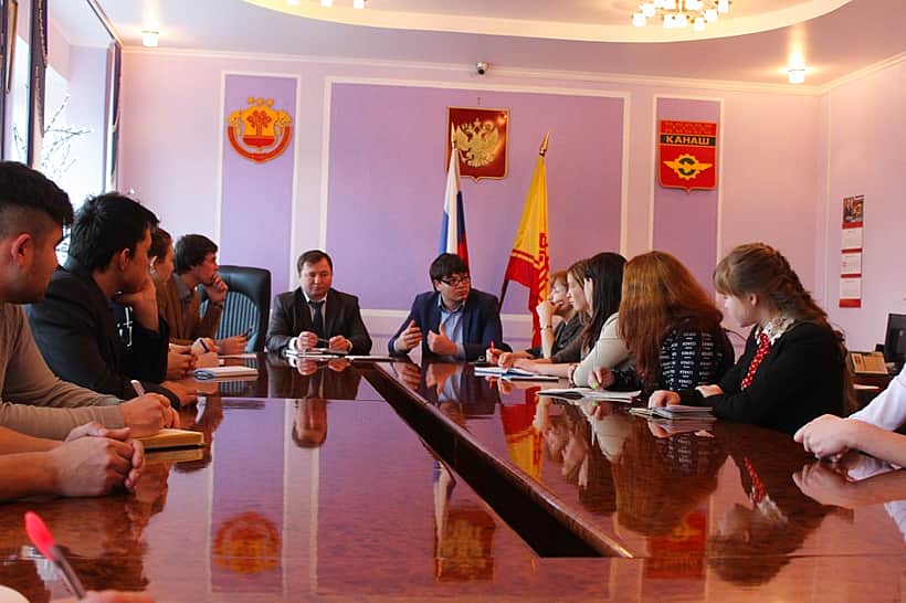 Глава администрации г. Канаш В.В. Софронов встретился с председателем Молодежного Правительства Чувашской Республики С.О. Трофимовым.