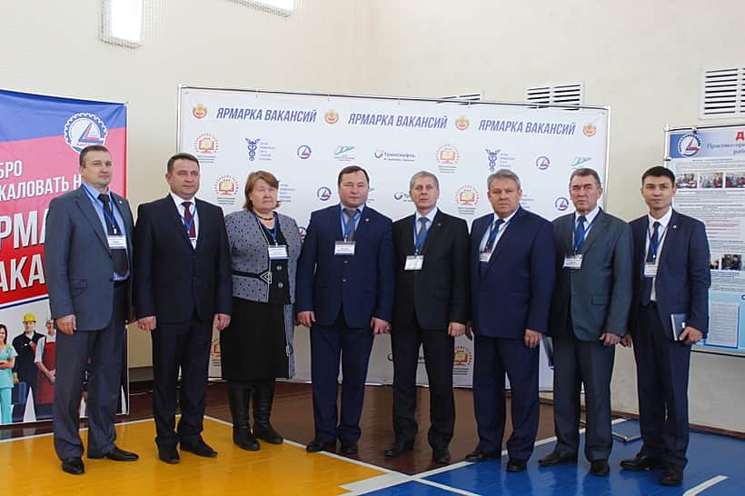 Глава администрации г. Канаш В.В. Софронов принял участие в ярмарке вакансий, которая состоялась на базе Канашского транспортно-энергетического техникума.
