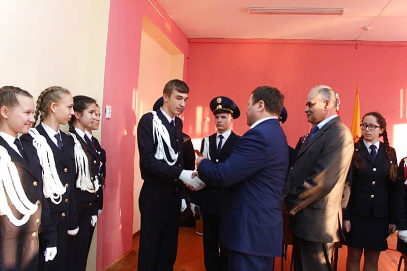 Глава администрации г. Канаш В.В. Софронов и жители микрорайона "Поселок" по-мужски обсудили насущные вопросы.