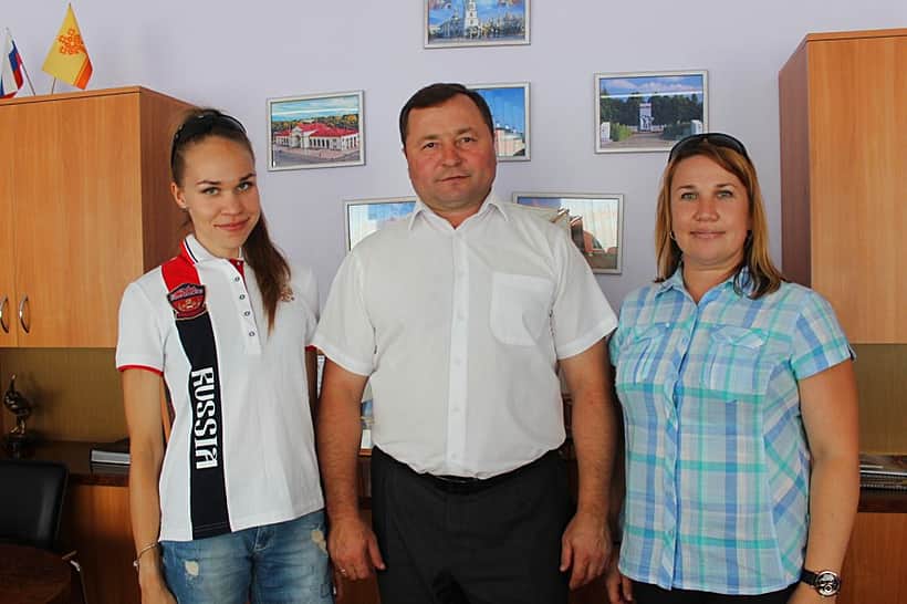 Глава администрации г. Канаш В. Софронов поблагодарил канашскую спортсменку Марию Владимирову за достигнутые успехи.