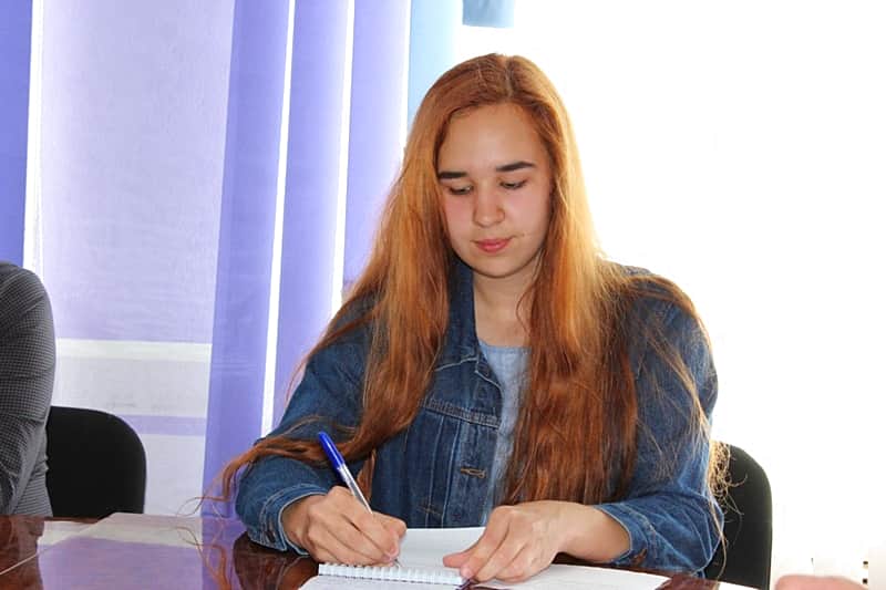 Глава администрации г. Канаш В. Софронов рассказал о проекте моногорода юным корреспондентам.