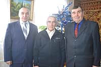 Глава администрации Канашского района В.Н. Степанов поздравил с 85-летним юбилеем ветерана Владимира Мясникова (фото №2).