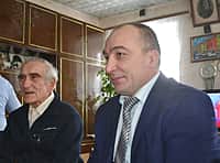 Глава администрации Канашского района В.Н. Степанов поздравил с 85-летним юбилеем ветерана Владимира Мясникова (фото №3).