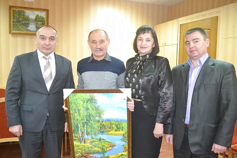 Глава администрации Канашского района В.Н. Степанов поздравил с днем рождения Василия Агусева, начальника Канашского РЭС ЮПО филиала ПАО «МРСК Волги» - «Чувашэнерго».