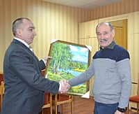 Глава администрации Канашского района В.Н. Степанов поздравил с днем рождения Василия Агусева, начальника Канашского РЭС ЮПО филиала ПАО «МРСК Волги» - «Чувашэнерго» (фото №2).