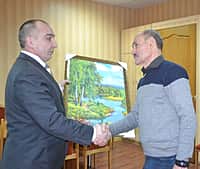 Глава администрации Канашского района В.Н. Степанов поздравил с днем рождения Василия Агусева, начальника Канашского РЭС ЮПО филиала ПАО «МРСК Волги» - «Чувашэнерго» (фото №3).