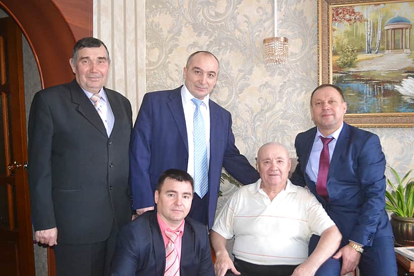 Глава администрации В.Степанов поздравил с Новым 2017 годом заслуженного работника сельского хозяйства Российской Федерации и Чувашии, Почетного гражданина Канашского района Николая Андреева.