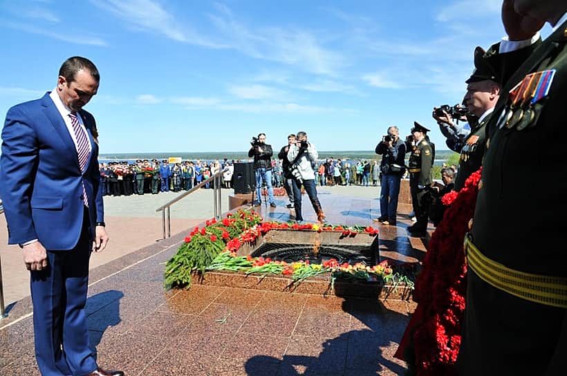 Глава Чувашии Михаил Игнатьев возложил цветы к Вечному огню в память о защитниках Родины.