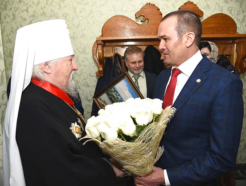 Глава Чувашии Михаил Игнатьев поздравил митрополита Чебоксарского и Чувашского Варнаву с Днем рождения.