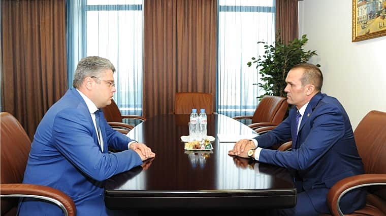 Глава Чувашии Михаил Игнатьев и генеральный директор НКО «Фонд развития моногородов» Илья Кривогов подписали соглашение о софинансировании расходов по строительству и реконструкции объектов инфраструк.