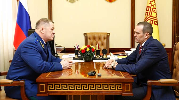 Глава Чувашии Михаил Игнатьев провел рабочую встречу с Волжским межрегиональным природоохранным прокурором Вениамином Селифановым.