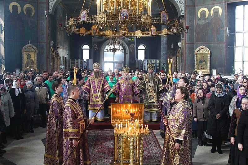 Глава Чувашской митрополии митрополит Чебоксарский и Чувашский Варнава совершил Божественную литургию святителя Василия Великого и чин Торжества Православия в Покровско-Татианинском соборе г.Чебоксары.