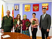 Глава Канашского МО вручил орден Мужества семье погибшего военнослужащего (фото №1).