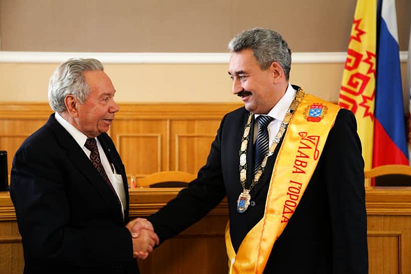 Главой города Чебоксары - председателем Чебоксарского городского Собрания депутатов вновь избран Леонид Черкесов.