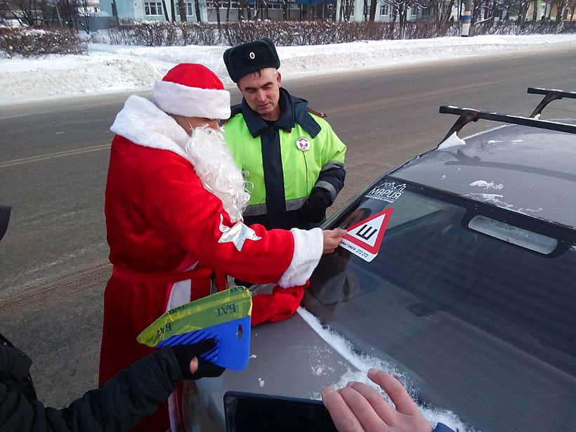 В городе Канаш в преддверии Нового года Отдел ГИБДД по городу Канаш провел совместную акцию «Ш» с «Такси «Максим».