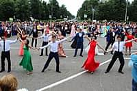 В городе Канаше прошел яркий и волнительный праздник - "Шествие выпускников-2015" (фото №3).