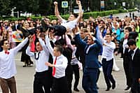 В городе Канаше прошел яркий и волнительный праздник - "Шествие выпускников-2015" (фото №8).