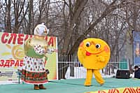 В городе Канаше зиму проводили широкими масленичными гуляниями (фото №11).