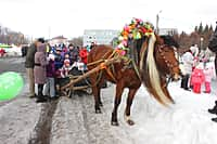 В городе Канаше зиму проводили широкими масленичными гуляниями (фото №1).