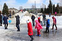 В городе Канаше зиму проводили широкими масленичными гуляниями (фото №4).