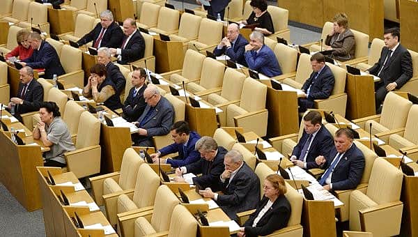 Госдума отменила индексацию пенсий для работающих пенсионеров.