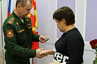 В администрации Канашского МО семьям участников СВО вручены государственные награды (фото №4).