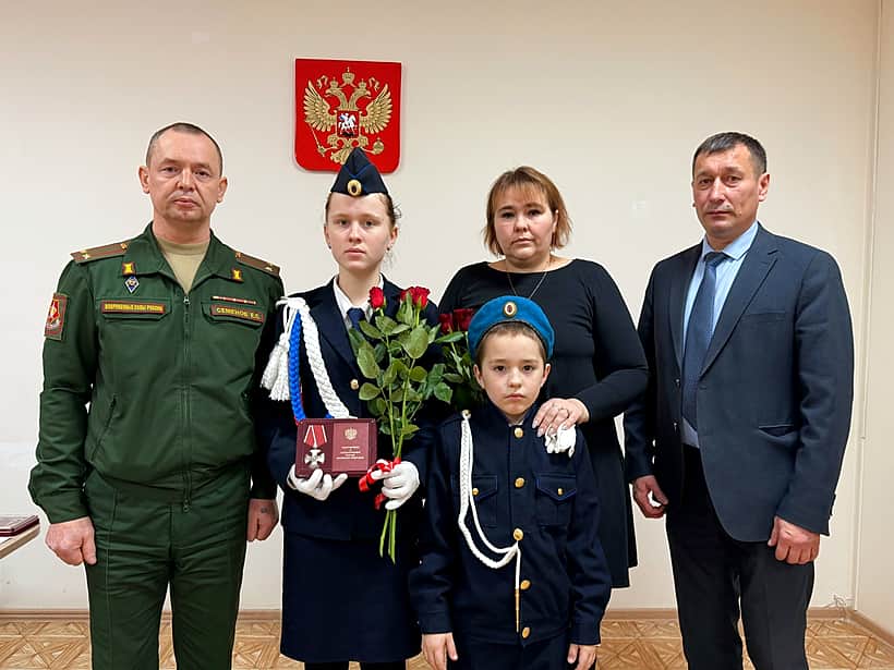 Церемония передачи государственных наград семьям участников СВО состоялась в администрации Канашского МО.