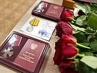 Церемония передачи государственных наград семьям участников СВО состоялась в администрации Канашского МО (фото №5).