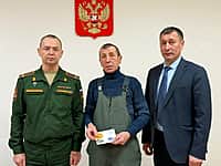 Церемония передачи государственных наград семьям участников СВО состоялась в администрации Канашского МО (фото №3).