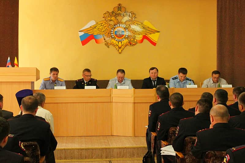 В ГОВД г. Канаш подведены итоги работы за I полугодие 2017 года. Совещание провел министр внутренних дел по Чувашии генерал-майор полиции Сергей Неяскин.