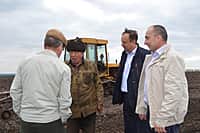 Ходом весенне-полевых работ в сельхозорганизациях с выездом на место ознакомился глава администрации Канашского района Степанов В.Н. (фото №7).