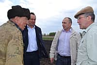 Ходом весенне-полевых работ в сельхозорганизациях с выездом на место ознакомился глава администрации Канашского района Степанов В.Н. (фото №8).