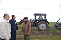Ходом весенне-полевых работ в сельхозорганизациях с выездом на место ознакомился глава администрации Канашского района Степанов В.Н. (фото №12).