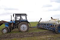 Ходом весенне-полевых работ в сельхозорганизациях с выездом на место ознакомился глава администрации Канашского района Степанов В.Н. (фото №13).