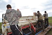 Ходом весенне-полевых работ в сельхозорганизациях с выездом на место ознакомился глава администрации Канашского района Степанов В.Н. (фото №14).