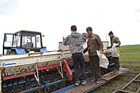 Ходом весенне-полевых работ в сельхозорганизациях с выездом на место ознакомился глава администрации Канашского района Степанов В.Н. (фото №15).