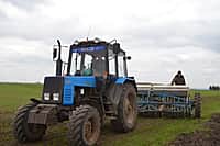 Ходом весенне-полевых работ в сельхозорганизациях с выездом на место ознакомился глава администрации Канашского района Степанов В.Н. (фото №18).